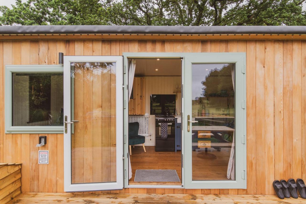Hidden Wood Glamping And The Hideaway Cabin Уорминстер Экстерьер фото