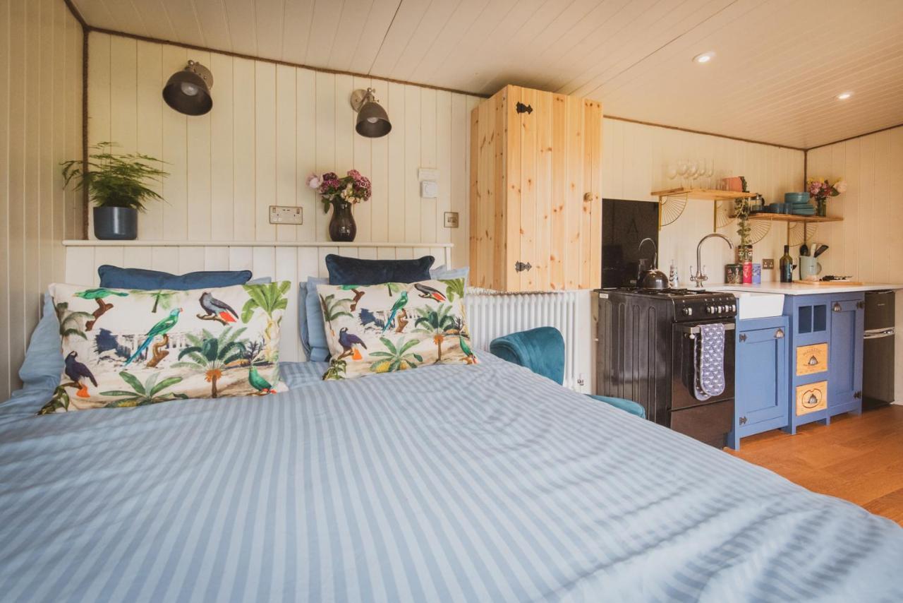 Hidden Wood Glamping And The Hideaway Cabin Уорминстер Экстерьер фото